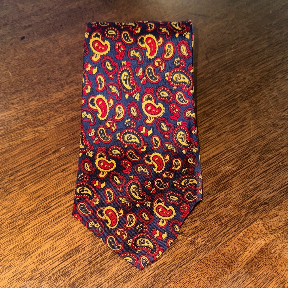 Elegant “Kipper” Higbees Alumni Shop Paisley Tie in Red Blue and Gold